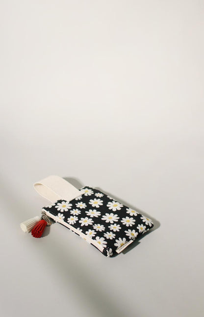 [Masmarulez] Knit daisy Strap pouch _ Black